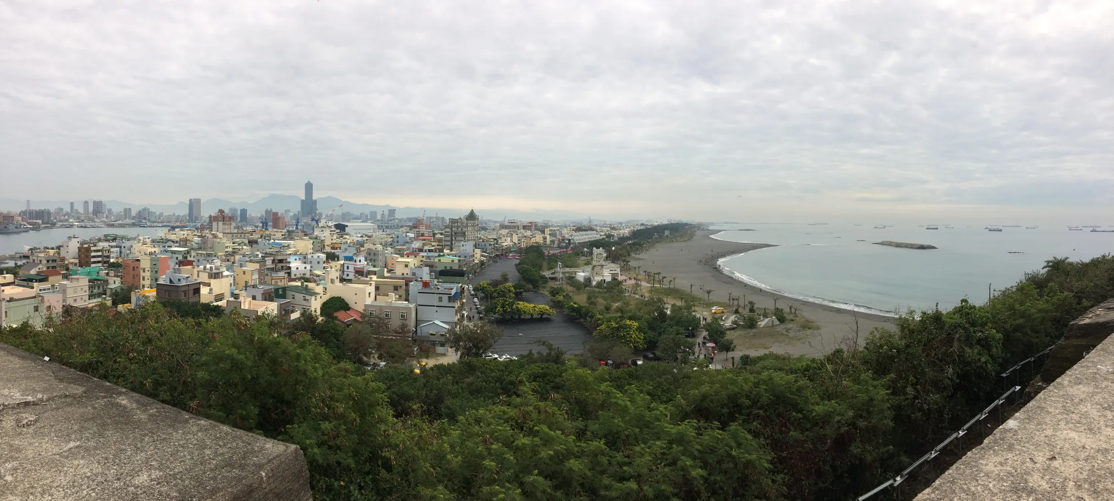 從旗後礮臺俯瞰旗津聚落、海岸、高雄市區與臺灣海峽